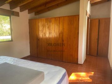 Rancho Señorial Privilegiado, con 3 Pozos y Bella Ecología. Casa estilo Mediterránea amueblada, con alberca, canchas: Frontón y de Pádel tenis.