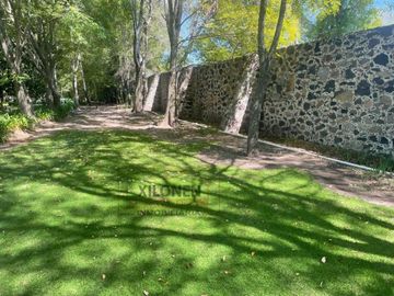 Rancho Señorial Privilegiado, con 3 Pozos y Bella Ecología. Casa estilo Mediterránea amueblada, con alberca, canchas: Frontón y de Pádel tenis.