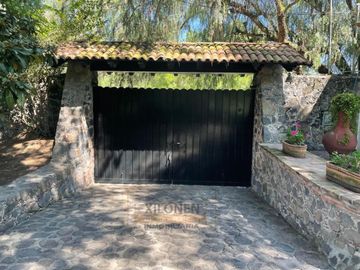 Rancho Señorial Privilegiado, con 3 Pozos y Bella Ecología. Casa estilo Mediterránea amueblada, con alberca, canchas: Frontón y de Pádel tenis.