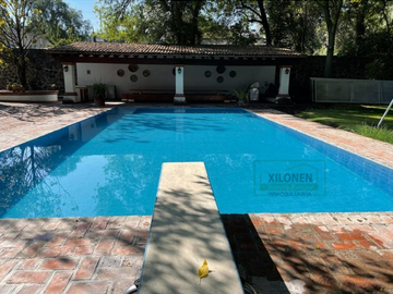 Rancho Señorial Privilegiado, con 3 Pozos y Bella Ecología. Casa estilo Mediterránea amueblada, con alberca, canchas: Frontón y de Pádel tenis.