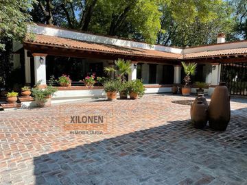 Rancho Señorial Privilegiado, con 3 Pozos y Bella Ecología. Casa estilo Mediterránea amueblada, con alberca, canchas: Frontón y de Pádel tenis.