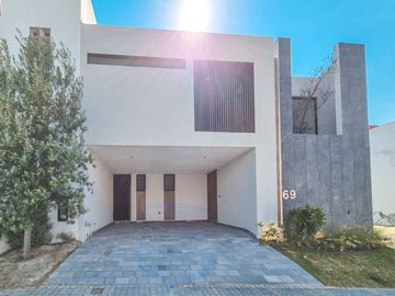 Casa En Venta Con 3 Recámaras Y Diseño Único En Lomas De Angelópolis III, Isla Blanca.