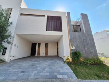 Casa En Venta Con 3 Recámaras Y Diseño Único En Lomas De Angelópolis III, Isla Blanca.