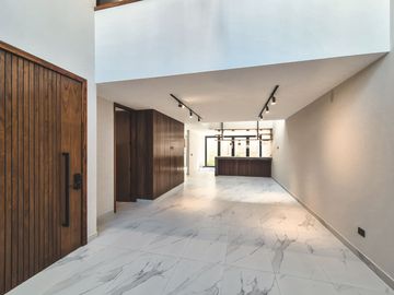 Casa En Venta Con 3 Recámaras Y Diseño Único En Lomas De Angelópolis III, Isla Blanca.
