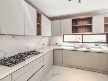 Casa En Venta Con 3 Recámaras Y Diseño Único En Lomas De Angelópolis III, Isla Blanca.