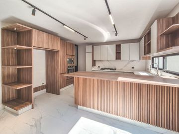 Casa En Venta Con 3 Recámaras Y Diseño Único En Lomas De Angelópolis III, Isla Blanca.