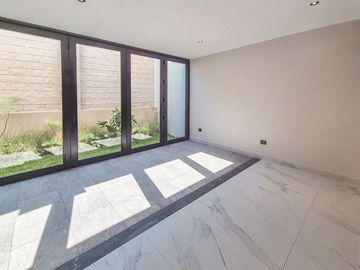 Casa En Venta Con 3 Recámaras Y Diseño Único En Lomas De Angelópolis III, Isla Blanca.