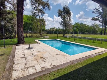 Excelente Casa Estilo Campo - 375 m² Construidos Sobre 1203 m² de Lote
