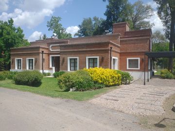 Excelente Casa Estilo Campo - 375 m² Construidos Sobre 1203 m² de Lote