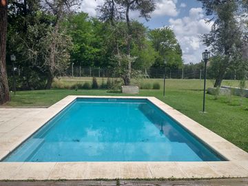 Excelente Casa Estilo Campo - 375 m² Construidos Sobre 1203 m² de Lote