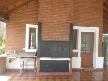 Excelente Casa Estilo Campo - 375 m² Construidos Sobre 1203 m² de Lote