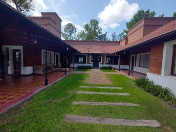 Excelente Casa Estilo Campo - 375 m² Construidos Sobre 1203 m² de Lote