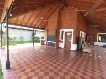 Excelente Casa Estilo Campo - 375 m² Construidos Sobre 1203 m² de Lote