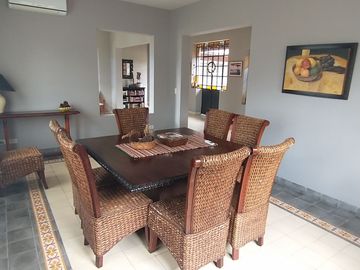 Excelente Casa Estilo Campo - 375 m² Construidos Sobre 1203 m² de Lote