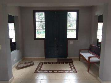 Excelente Casa Estilo Campo - 375 m² Construidos Sobre 1203 m² de Lote