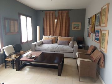 Excelente Casa Estilo Campo - 375 m² Construidos Sobre 1203 m² de Lote