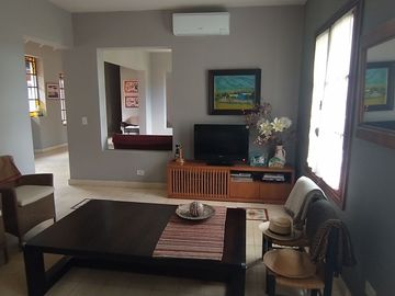 Excelente Casa Estilo Campo - 375 m² Construidos Sobre 1203 m² de Lote