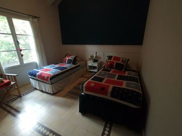 Excelente Casa Estilo Campo - 375 m² Construidos Sobre 1203 m² de Lote