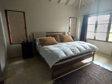 Excelente Casa Estilo Campo - 375 m² Construidos Sobre 1203 m² de Lote