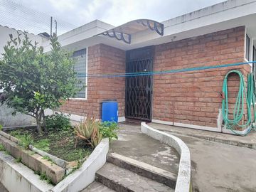VENTA CASA EN LOS ALAMOS RIOBAMBA