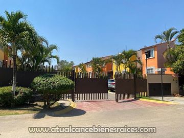 Venta de casa en fraccionamiento con alberca, jardín, palapa y vigilancia las 24 horas