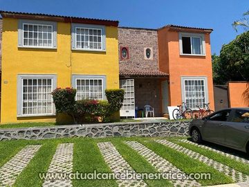 Venta de casa en fraccionamiento con alberca, jardín, palapa y vigilancia las 24 horas