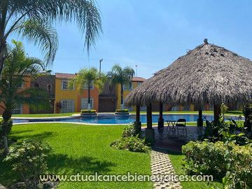 Venta de casa en fraccionamiento con alberca, jardín, palapa y vigilancia las 24 horas
