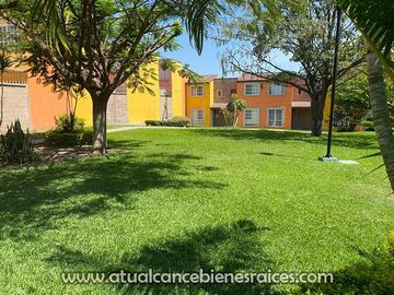 Venta de casa en fraccionamiento con alberca, jardín, palapa y vigilancia las 24 horas