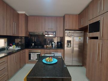 En Machala En Venta Linda Casa en Urbanización Privada con 3 dormitorios y en P.B. Estudio o Dormitorio pequeño