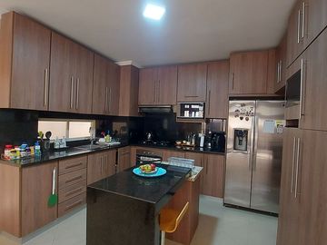 En Machala En Venta Linda Casa en Urbanización Privada con 3 dormitorios y en P.B. Estudio o Dormitorio pequeño