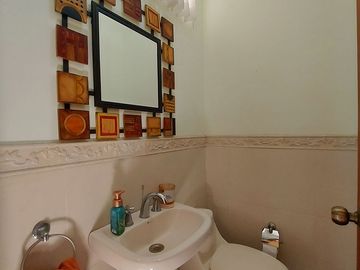 En Machala En Venta Linda Casa en Urbanización Privada con 3 dormitorios y en P.B. Estudio o Dormitorio pequeño