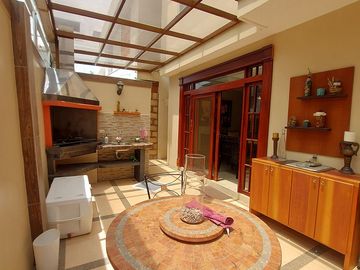 En Machala En Venta Linda Casa en Urbanización Privada con 3 dormitorios y en P.B. Estudio o Dormitorio pequeño