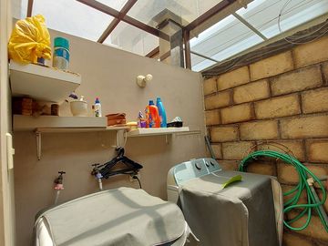 En Machala En Venta Linda Casa en Urbanización Privada con 3 dormitorios y en P.B. Estudio o Dormitorio pequeño