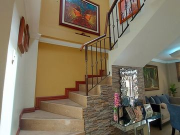 En Machala En Venta Linda Casa en Urbanización Privada con 3 dormitorios y en P.B. Estudio o Dormitorio pequeño