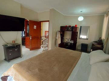 En Machala En Venta Linda Casa en Urbanización Privada con 3 dormitorios y en P.B. Estudio o Dormitorio pequeño