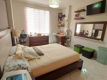 En Machala En Venta Linda Casa en Urbanización Privada con 3 dormitorios y en P.B. Estudio o Dormitorio pequeño