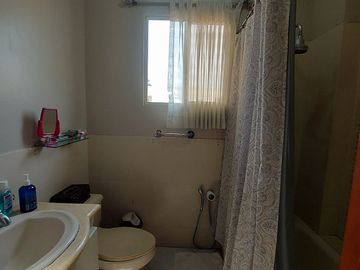 En Machala En Venta Linda Casa en Urbanización Privada con 3 dormitorios y en P.B. Estudio o Dormitorio pequeño