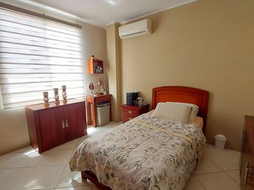 En Machala En Venta Linda Casa en Urbanización Privada con 3 dormitorios y en P.B. Estudio o Dormitorio pequeño