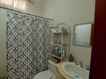 En Machala En Venta Linda Casa en Urbanización Privada con 3 dormitorios y en P.B. Estudio o Dormitorio pequeño