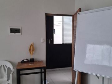 Amplio Local Comercial Ideal Para Oficinas – Empresas - Academias Entre Otros. CERCA DE TODO, COMERCIOS, BANCOS, FACIL ACCESO A TRANSPORTE PUBLICO