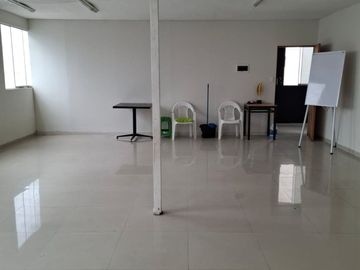Amplio Local Comercial Ideal Para Oficinas – Empresas - Academias Entre Otros. CERCA DE TODO, COMERCIOS, BANCOS, FACIL ACCESO A TRANSPORTE PUBLICO