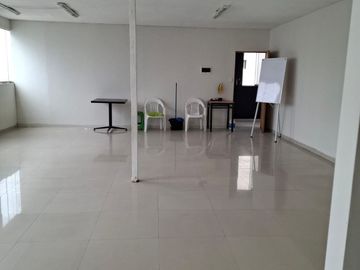 Amplio Local Comercial Ideal Para Oficinas – Empresas - Academias Entre Otros. CERCA DE TODO, COMERCIOS, BANCOS, FACIL ACCESO A TRANSPORTE PUBLICO