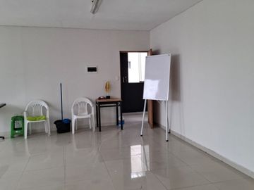 Amplio Local Comercial Ideal Para Oficinas – Empresas - Academias Entre Otros. CERCA DE TODO, COMERCIOS, BANCOS, FACIL ACCESO A TRANSPORTE PUBLICO