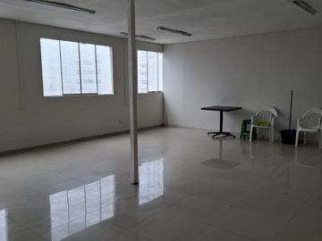 Amplio Local Comercial Ideal Para Oficinas – Empresas - Academias Entre Otros. CERCA DE TODO, COMERCIOS, BANCOS, FACIL ACCESO A TRANSPORTE PUBLICO