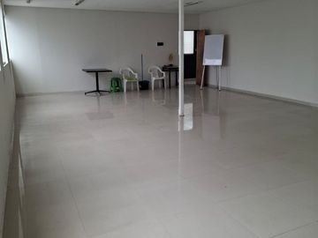 Amplio Local Comercial Ideal Para Oficinas – Empresas - Academias Entre Otros. CERCA DE TODO, COMERCIOS, BANCOS, FACIL ACCESO A TRANSPORTE PUBLICO