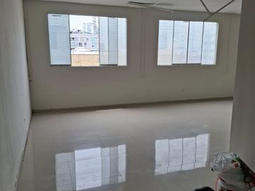 Amplio Local Comercial Ideal Para Oficinas – Empresas - Academias Entre Otros. CERCA DE TODO, COMERCIOS, BANCOS, FACIL ACCESO A TRANSPORTE PUBLICO