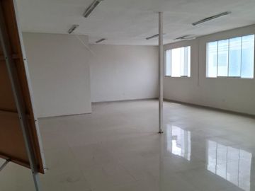 Amplio Local Comercial Ideal Para Oficinas – Empresas - Academias Entre Otros. CERCA DE TODO, COMERCIOS, BANCOS, FACIL ACCESO A TRANSPORTE PUBLICO