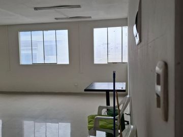 Amplio Local Comercial Ideal Para Oficinas – Empresas - Academias Entre Otros. CERCA DE TODO, COMERCIOS, BANCOS, FACIL ACCESO A TRANSPORTE PUBLICO