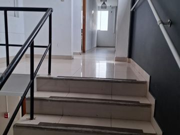 Amplio Local Comercial Ideal Para Oficinas – Empresas - Academias Entre Otros. CERCA DE TODO, COMERCIOS, BANCOS, FACIL ACCESO A TRANSPORTE PUBLICO