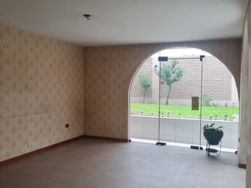 SE VENDE LINDA CASA CON EXCELENTE UBICACION – AREQUIPA